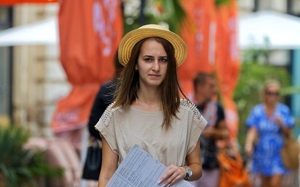 Comment choisir la meilleure agence d'hôtesse pour votre événement ?