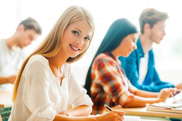 Quelles options de spécialisation sont disponibles pour les élèves de seconde dans un lycée ?