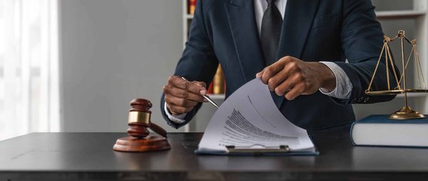 Quels sont les services spécifiques que les cabinets d'avocats fiscalistes proposent pour minimiser les risques fiscaux ?